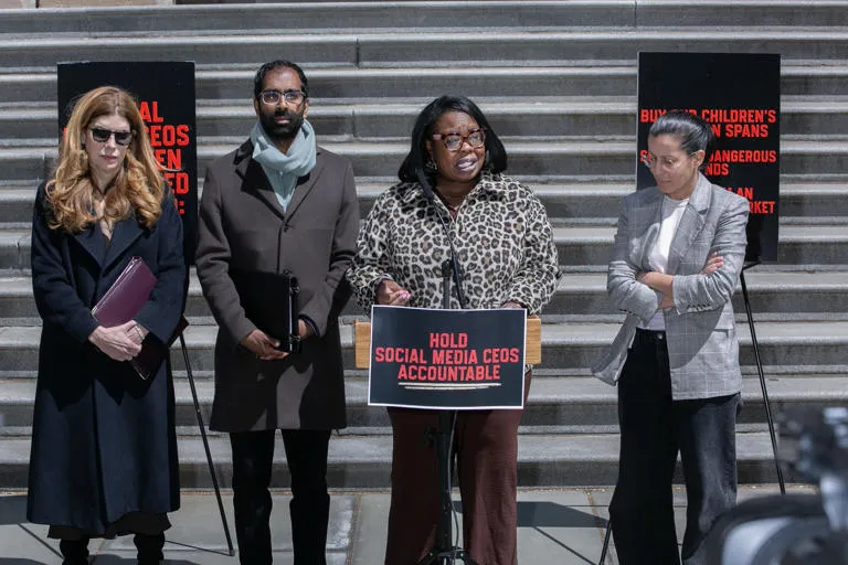 Nueva York propone limitar por ley el uso de redes sociales a menores a una hora diaria