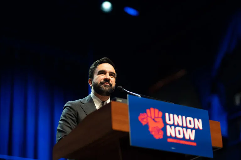 Alcalde Mamdani frena ley que prohibía protestas en zonas escolares de Nueva York