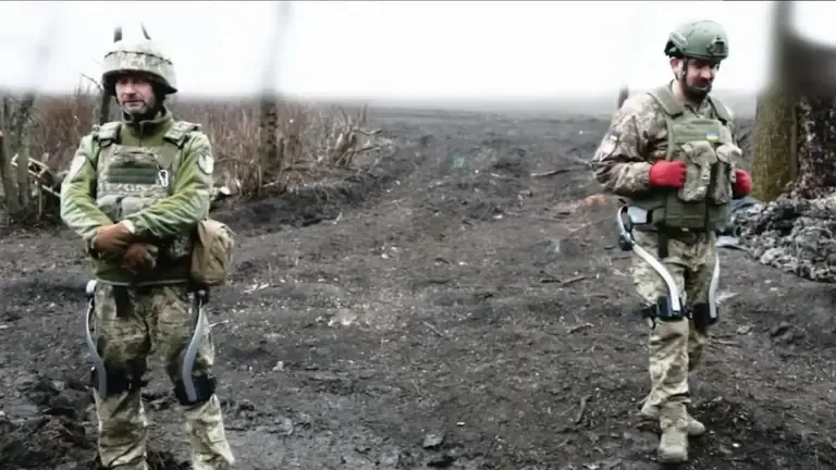 Soldados de hierro: El exoesqueleto que permite a las tropas en Ucrania correr a 20 km/h sin fatiga