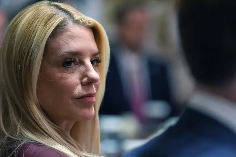 Remezón en Washington: Trump evalúa sustituir a Pam Bondi por Lee Zeldin en el Departamento de Justicia