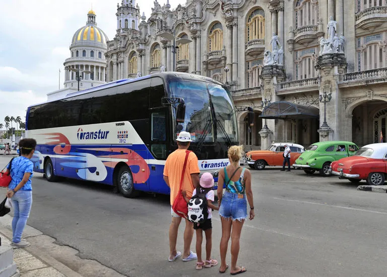 Parálisis total en Cuba: La crisis energética hunde el turismo en el primer trimestre de 2026