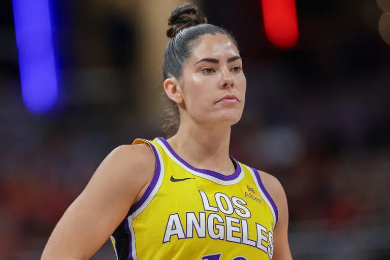 Sacrificio estratégico: Kelsey Plum sacude el mercado de la WNBA con un contrato sin precedentes