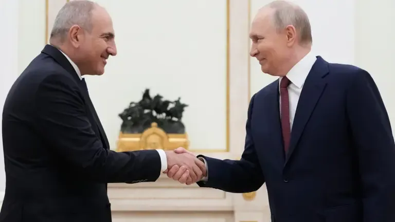 Giro al Oeste: Antiguos aliados de Rusia buscan la integración con la UE en una "segunda desintegración soviética"