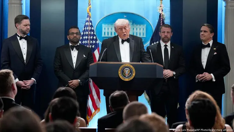 Presentan cargos federales contra el hombre armado que irrumpió en evento donde participaba Donald Trump