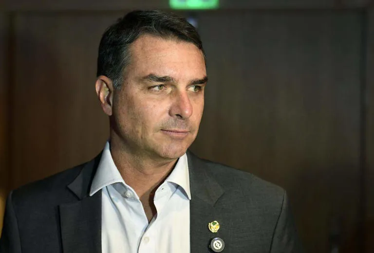 Empate técnico: Sondeo electoral sitúa a Flávio Bolsonaro a la par de Lula da Silva en Brasil
