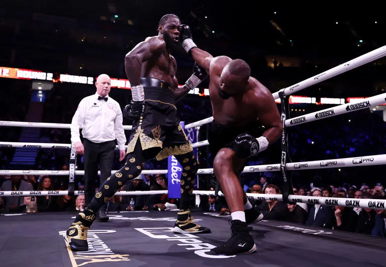 Triunfo ajustado en el ring: Deontay Wilder vence a Derek Chisora por decisión dividida en abril de 2026
