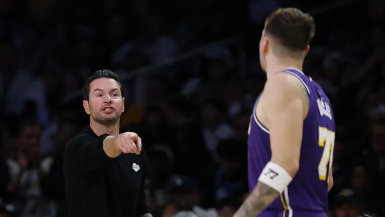 JJ Redick rompe el silencio: El técnico de los Lakers aborda la polémica lesión de Luka Doncic
