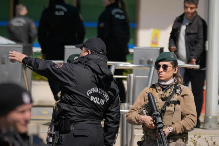 Tensión en Estambul: Turquía detiene a nueve personas tras el ataque al edificio del consulado de Israel