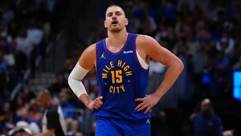 NBA impone multas económicas a Nikola Jokić y Julius Randle tras altercado en los Playoffs