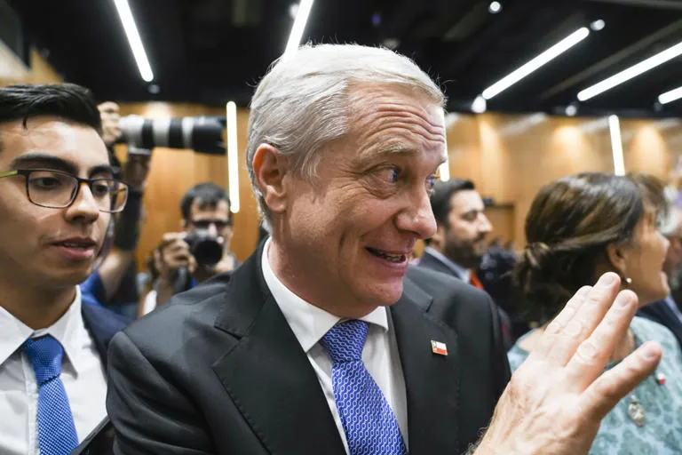 El primer mes de Kast en Chile: Entre el desplome en los sondeos y una ofensiva de decretos