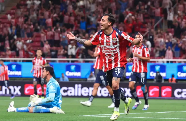 Clasificación agónica: Chivas asegura su lugar en la Liguilla con doblete salvador de "La Hormiga" González ante Pumas