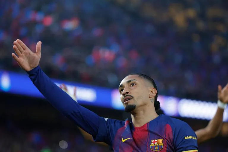 Raphinha pide perdón: El brasileño se disculpa por su gesto a la afición del Atlético tras la debacle del Barça