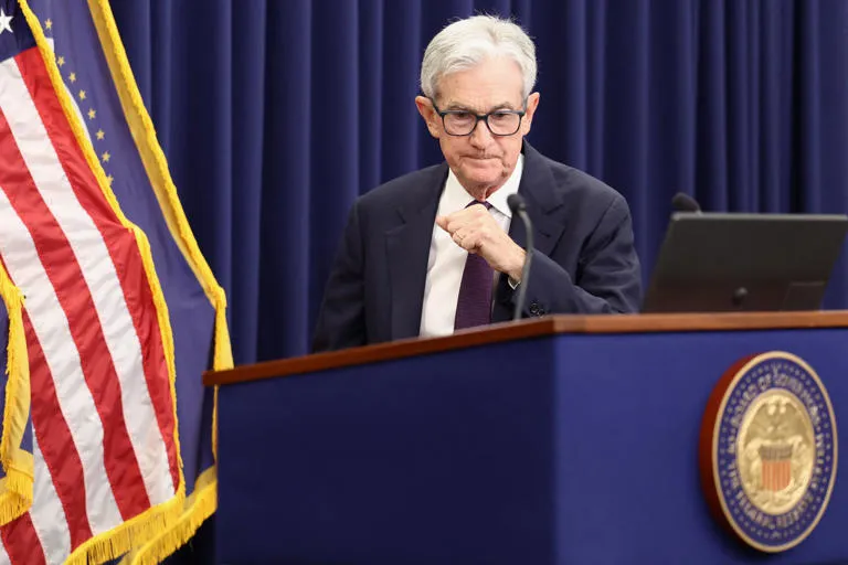 🏛️ El "Adiós" que no es un adiós: La estrategia de Powell