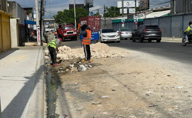 Transeúntes y comerciantes piden al Ayuntamiento del Distrito Nacional acelerar rehabilitación de aceras y contenes en la avenida Nicolás de Ovando