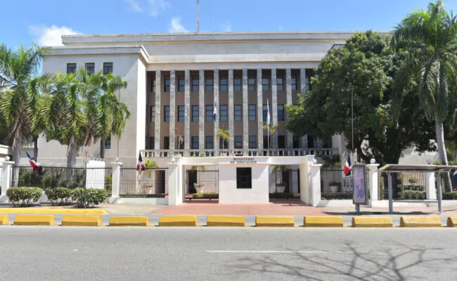 Ministerio de Educación suspende docencia en Montecristi, Santiago Rodríguez y Valverde por alerta roja