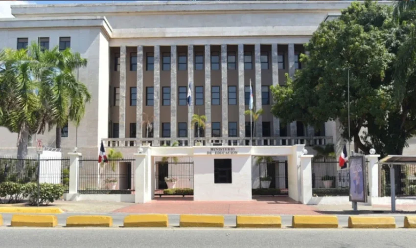 Ministerio de Educación mantiene suspensión de docencia en provincias en alerta amarilla y refuerza medidas preventivas ante lluvias