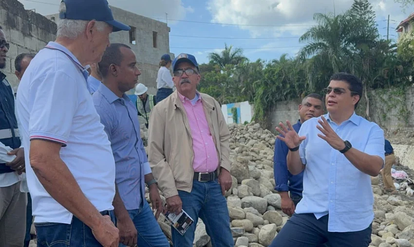 Fellito Suberví inspecciona trabajos en cañadas Guajimía y Los Girasoles