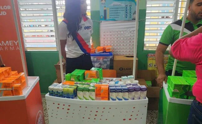 Raymond Rodríguez y Fundación GBC llevan operativo médico integral a familias vulnerables de Arroyo Hondo