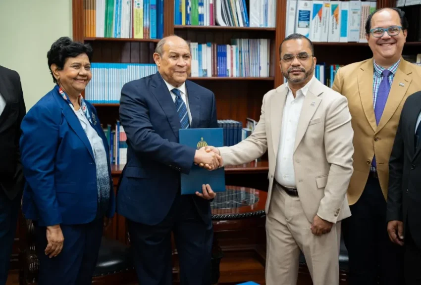 ITLA presenta al MESCyT nuevas carreras técnicas en áreas estratégicas