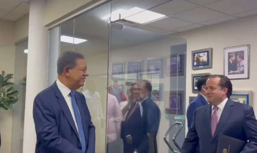 Leonel Fernández recibe comisión del Gobierno dominicano