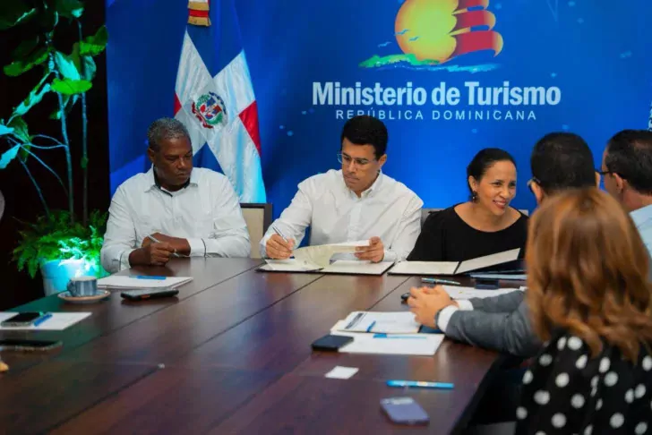Firman acuerdo para elevar la calidad del servicio en República Dominicana
