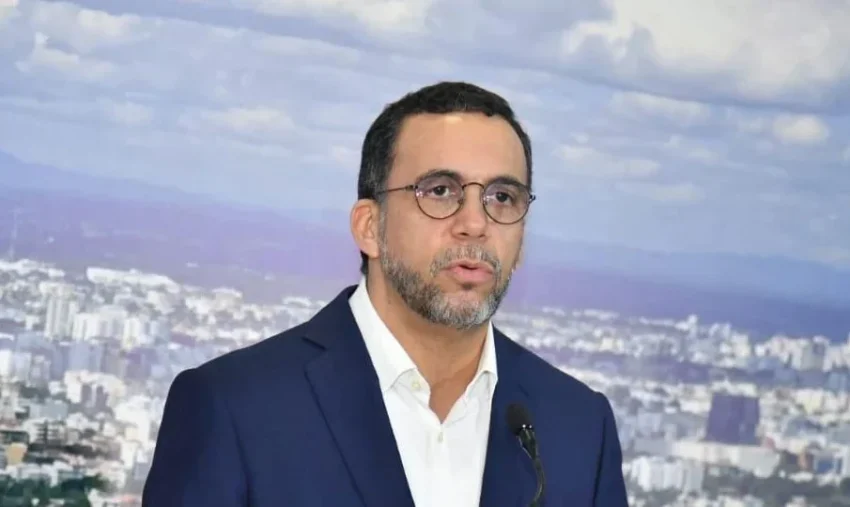 Andrés Navarro denuncia presunta campaña sucia contra Gonzalo Castillo y advierte sobre firma extranjera