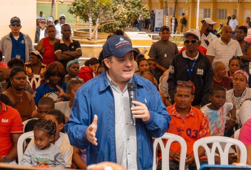 Paliza encabeza jornada social en Villa Montellano; garantiza auxilio a afectados y anuncia obras ante lluvias