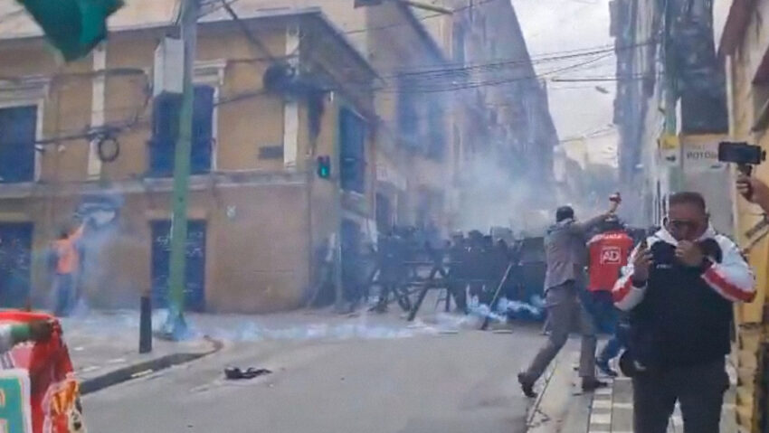 policías bolivianos lanzan gases lacrimógenos a maestros