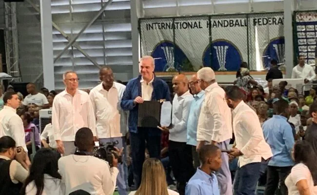 En lo que denomina acto de justicia social, presidente Abinader entrega 2 mil títulos de propiedad en el sector Nuevo Domingo Savio