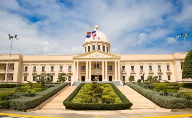 Presidente Abinader promulga ley que prohíbe candidaturas independientes