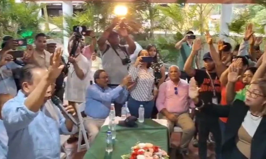 Dirigentes del PRM en Esperanza se pasan a Fuerza del Pueblo y respaldan a Leonel Fernández