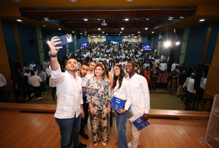 Raquel Peña encabeza entrega de 8,000 becas STEAM en Santiago y activa obras comunitarias