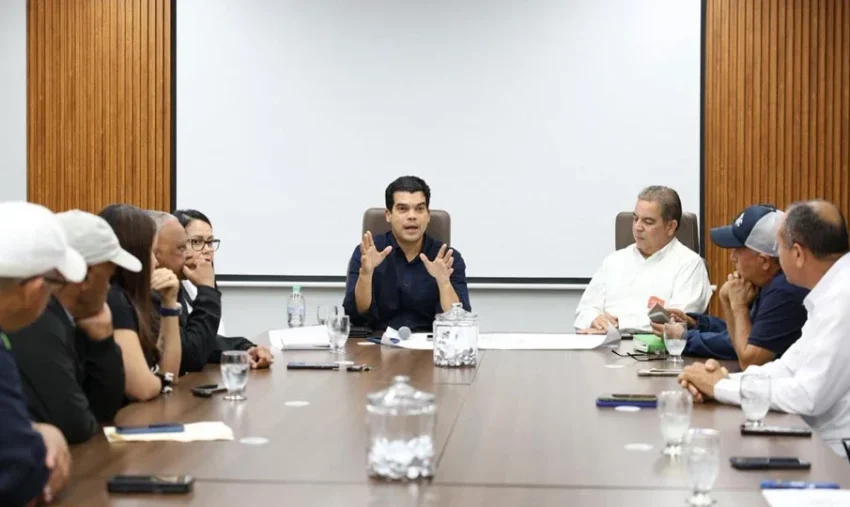 Wellington Arnaud verifica con comité de veeduría avances de construcción alcantarillado sanitario en Licey al Medio