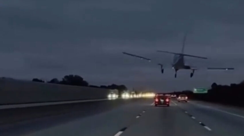 Avioneta casi choca con un auto en plena carretera