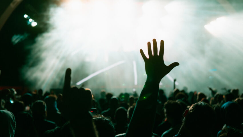 Celebran masiva fiesta ilegal en un campo de tiro, rodeados de municiones que amenazan con explotar