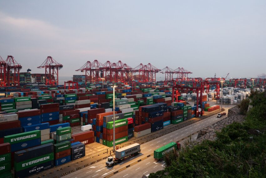 Exportaciones de China aceleran en abril por pedidos ligados a IA y temor por la guerra de Irán