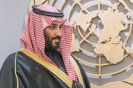 Francia ha abierto una investigación judicial contra el príncipe heredero saudí, Mohamed bin Salmán, por su presunta implicación en la desaparición y asesinato del periodista Jamal Khashoggi en 2018, informa la prensa local. Un juez de instrucción de la Unidad de Crímenes contra la Humanidad investigará la denuncia presentada por organizaciones de derechos humanos por tortura y desaparición forzada, según confirmó la Fiscalía Nacional Antiterrorista a AFP. Khashoggi, residente en EE.UU. y colaborador del The Washington Post, donde escribía de forma crítica sobre el reino saudí, fue estrangulado y descuartizado dentro del consulado de su país en Estambul. Su asesinato generó una fuerte condena internacional y los servicios de inteligencia estadounidenses señalaron directamente al príncipe heredero como responsable. La denuncia fue presentada por organizaciones de derechos humanos en julio de 2022, antes de la llegada del príncipe a Francia para un viaje oficial, pero la Fiscalía se había opuesto al inicio del caso por motivos de admisibilidad. Sin embargo, el 11 de mayo la Corte de Apelación de París aceptó la solicitud de estas organizaciones, tras años de disputas legales.