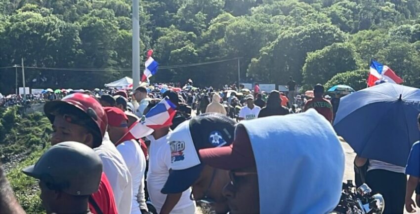 Protesta contra minería en San Juan llena ciudad de carteles y activistas