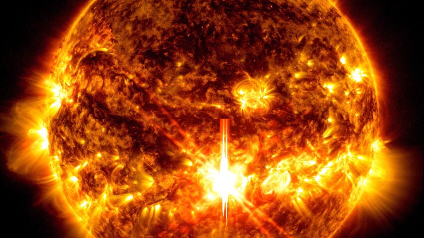 Potente explosión solar impacta la Tierra