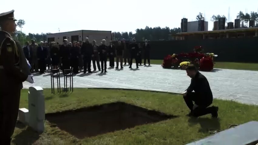 Prominente colaborador nazi recibe nueva sepultura en Ucrania y Zelenski le rinde homenaje