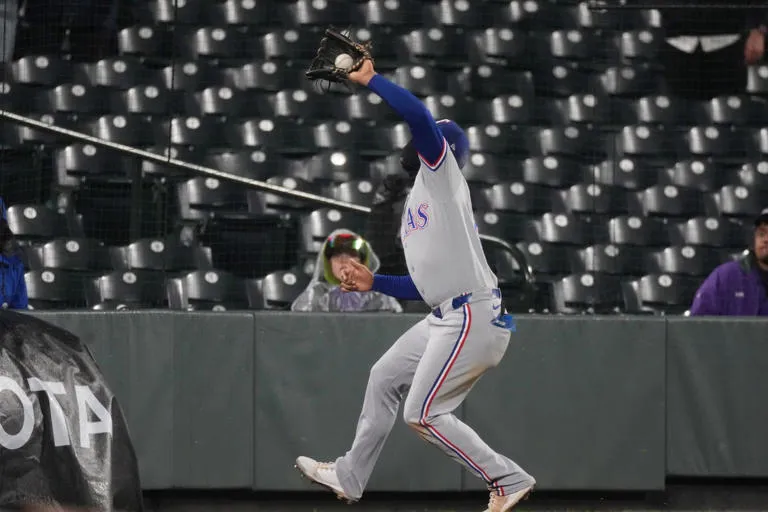 Blanqueada en Arlington: Con joya de Kumar Rocker y jonrón de Brandon Nimmo, los Rangers apalean 10-0 a los Rockies