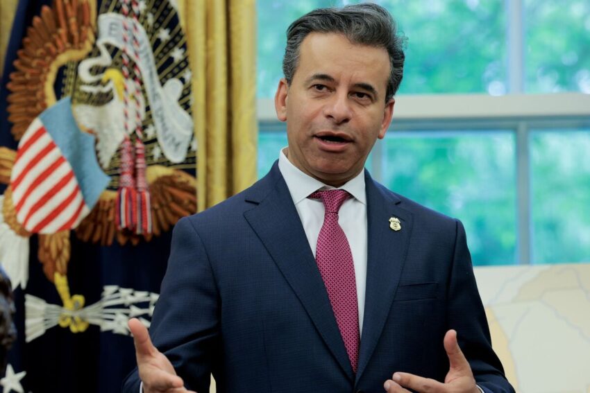 Renuncia el jefe de la Administración de Alimentos y Medicamentos tras presión de Trump