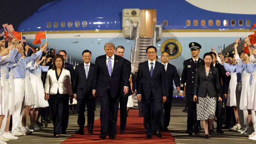 Trump arriba a China para su esperada reunión con Xi, en medio de un clima de tensión global