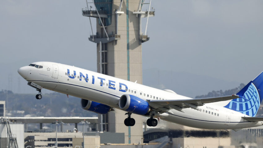 Un pasajero intenta abrir la puerta de un avión en pleno vuelo