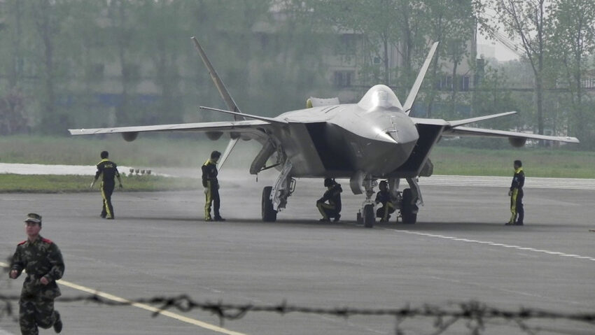 Una "fábrica oscura" en China dispara la eficiencia de producción del caza J-20 'Dragón Poderoso'