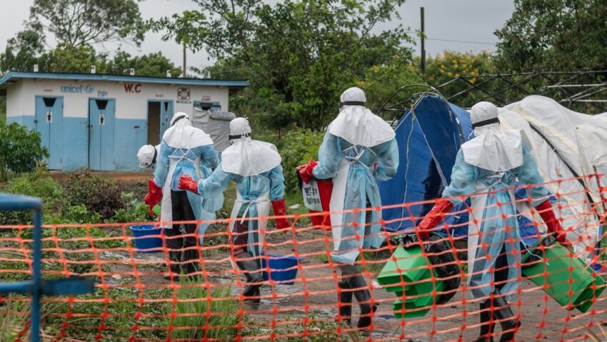 ¿Una pandemia "muy importante"? Exjefe de los CDC hace saltar alarmas por el brote de ébola