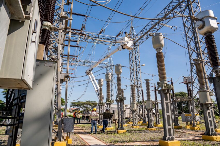 ETED realiza mantenimiento en la línea Hainamosa–Boca Chica