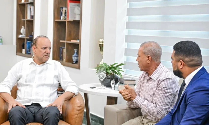 Alcalde Ulises Rodríguez escucha a comunitarios y promete soluciones tras encuentro en Santiago