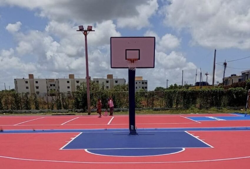 Alcaldía SDE finaliza remozamiento de canchas en el Residencial San Isidro Labrador
