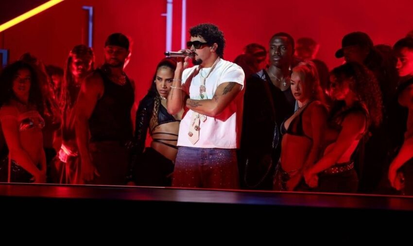 Bad Bunny reúne a Gerard Piqué y Riqui Puig en concierto en Barcelona